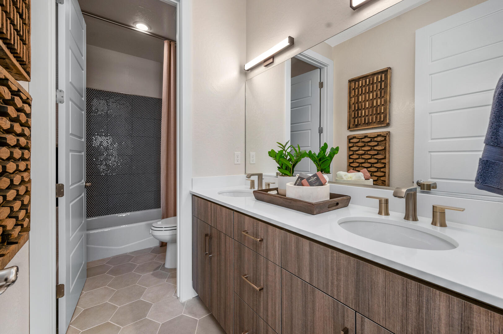 923 Lisbon Ave, Tulare, CA 93274