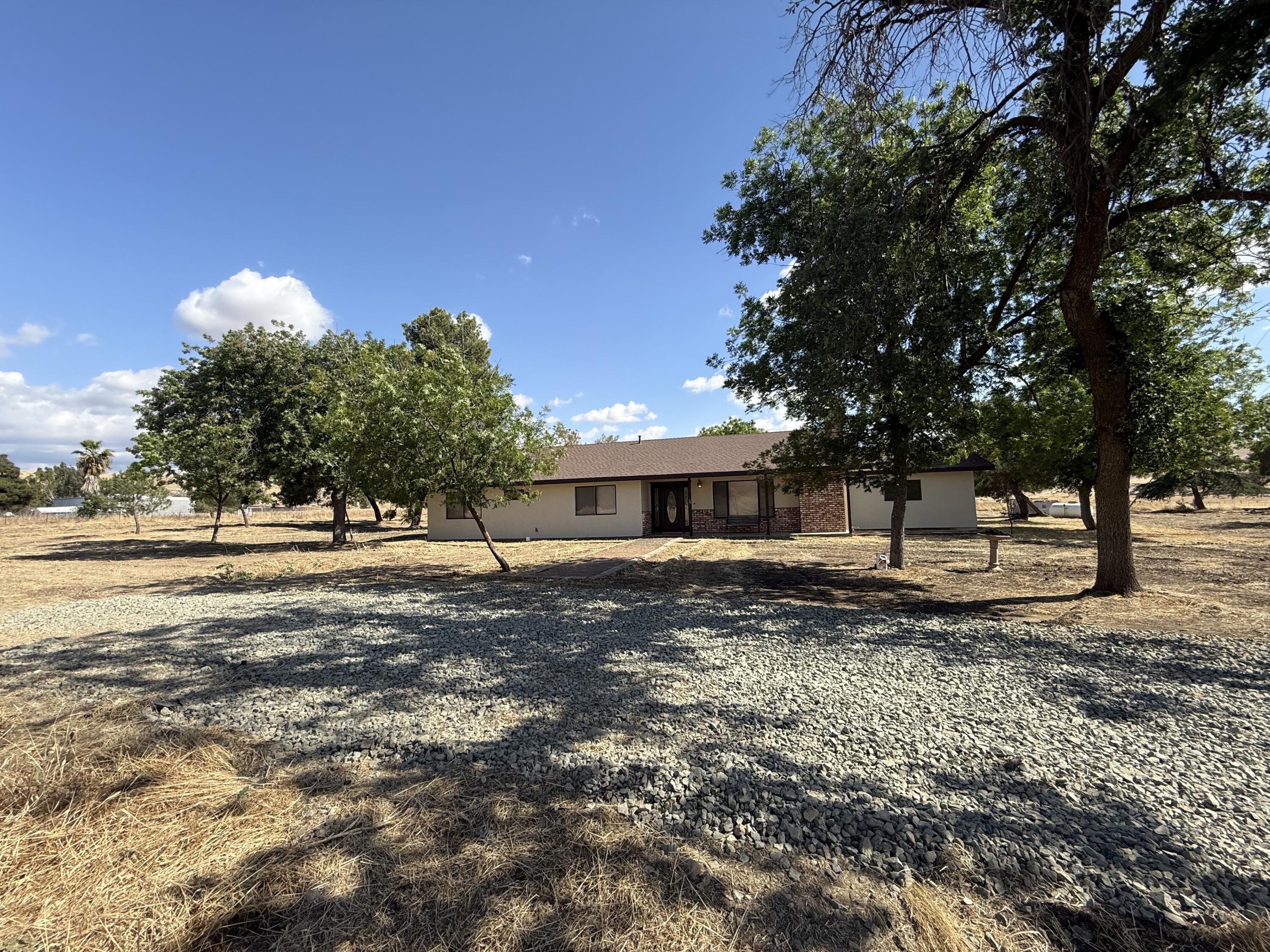 27057 Ave 196, Strathmore, CA 93267