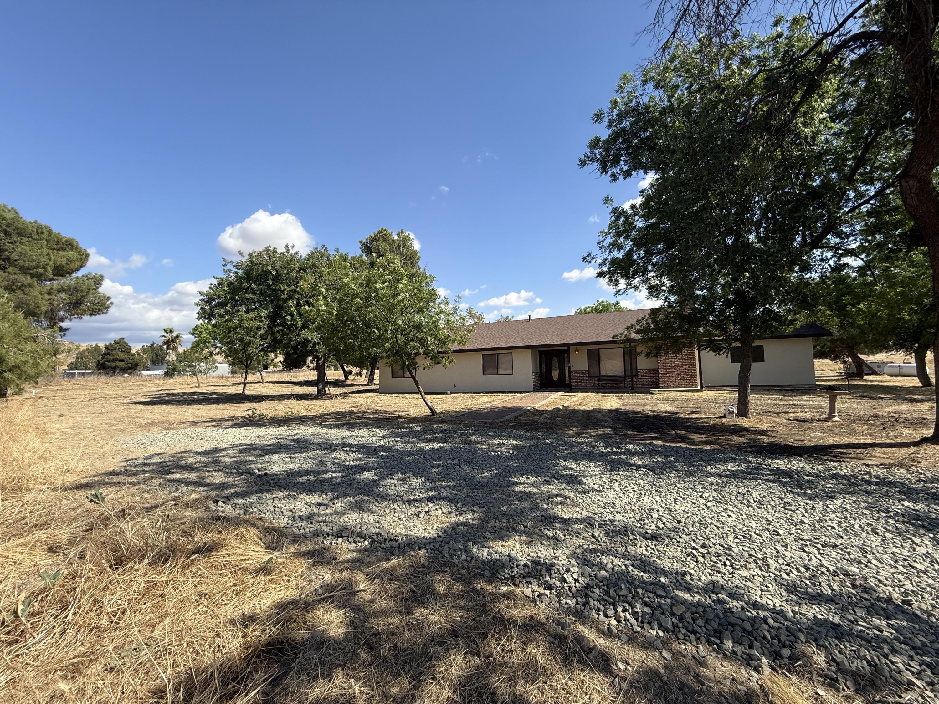 27057 Ave 196, Strathmore, CA 93267