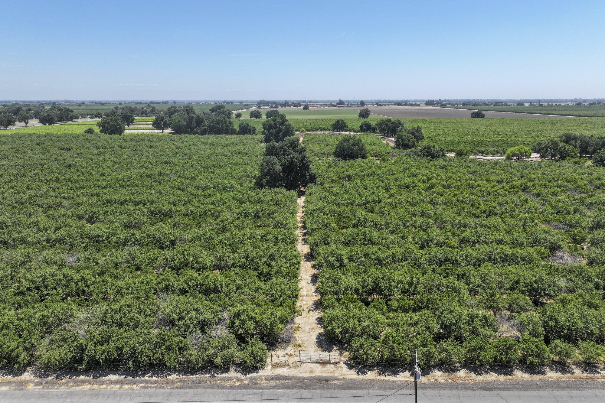 9415 21st Ave, Lemoore, CA 93245