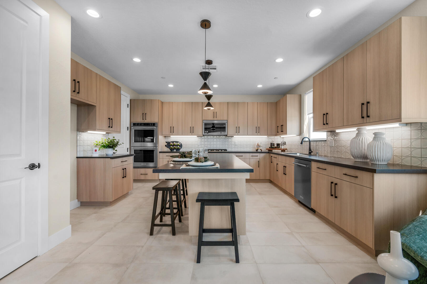 939 Lisbon Ave, Tulare, CA 93274