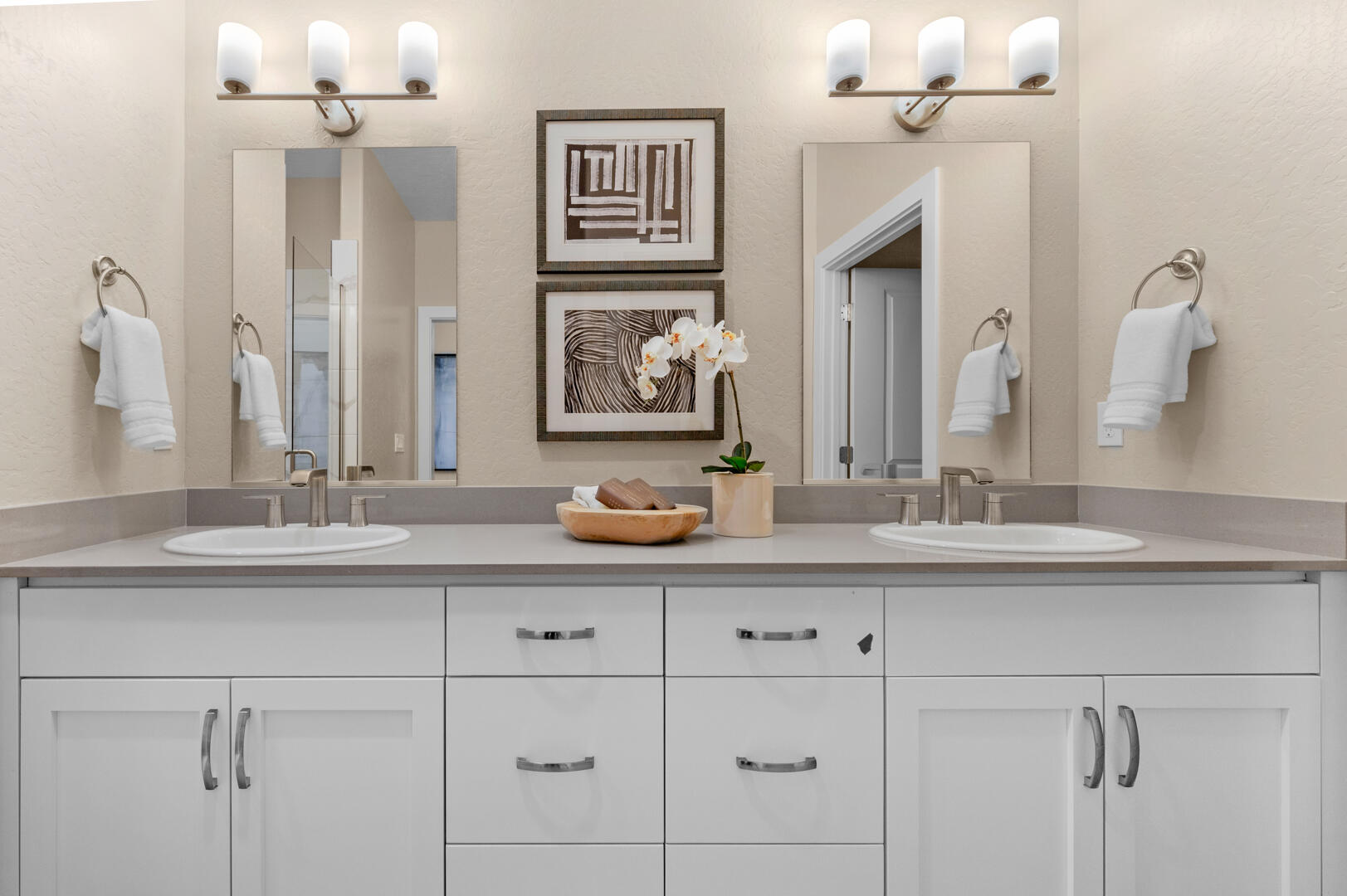 947 Lisbon Ave, Tulare, CA 93274