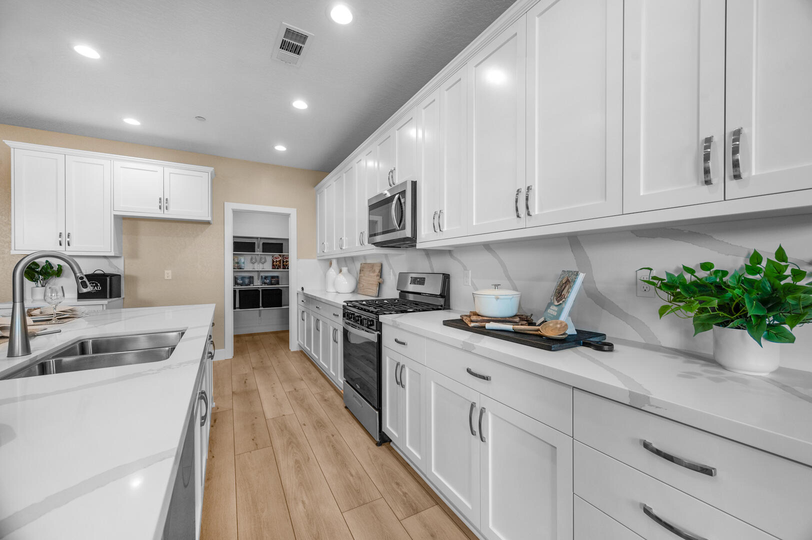 947 Lisbon Ave, Tulare, CA 93274