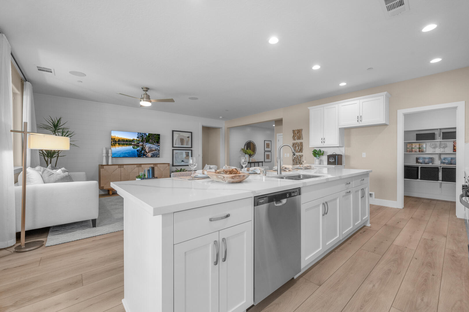 947 Lisbon Ave, Tulare, CA 93274