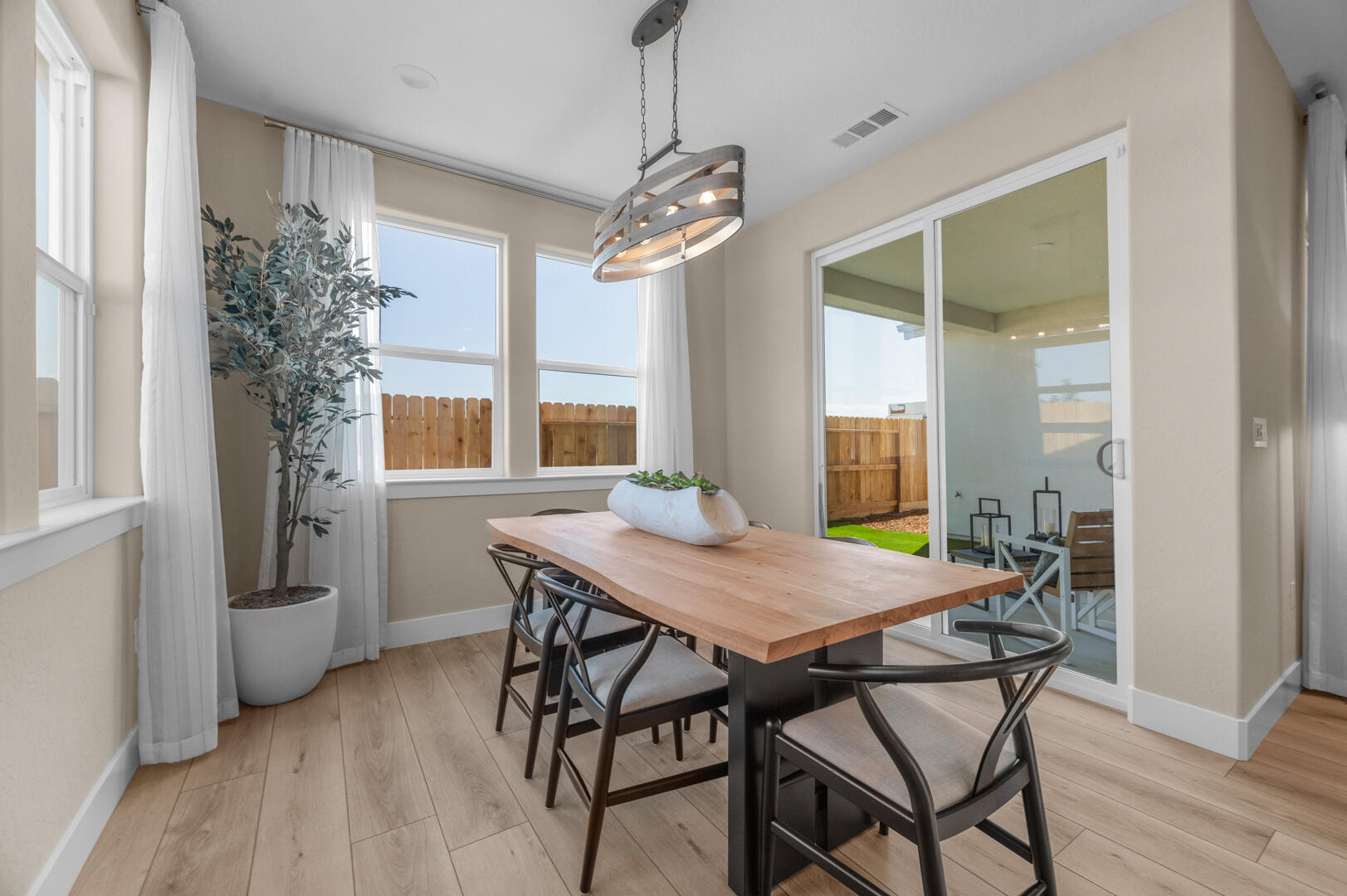 947 Lisbon Ave, Tulare, CA 93274