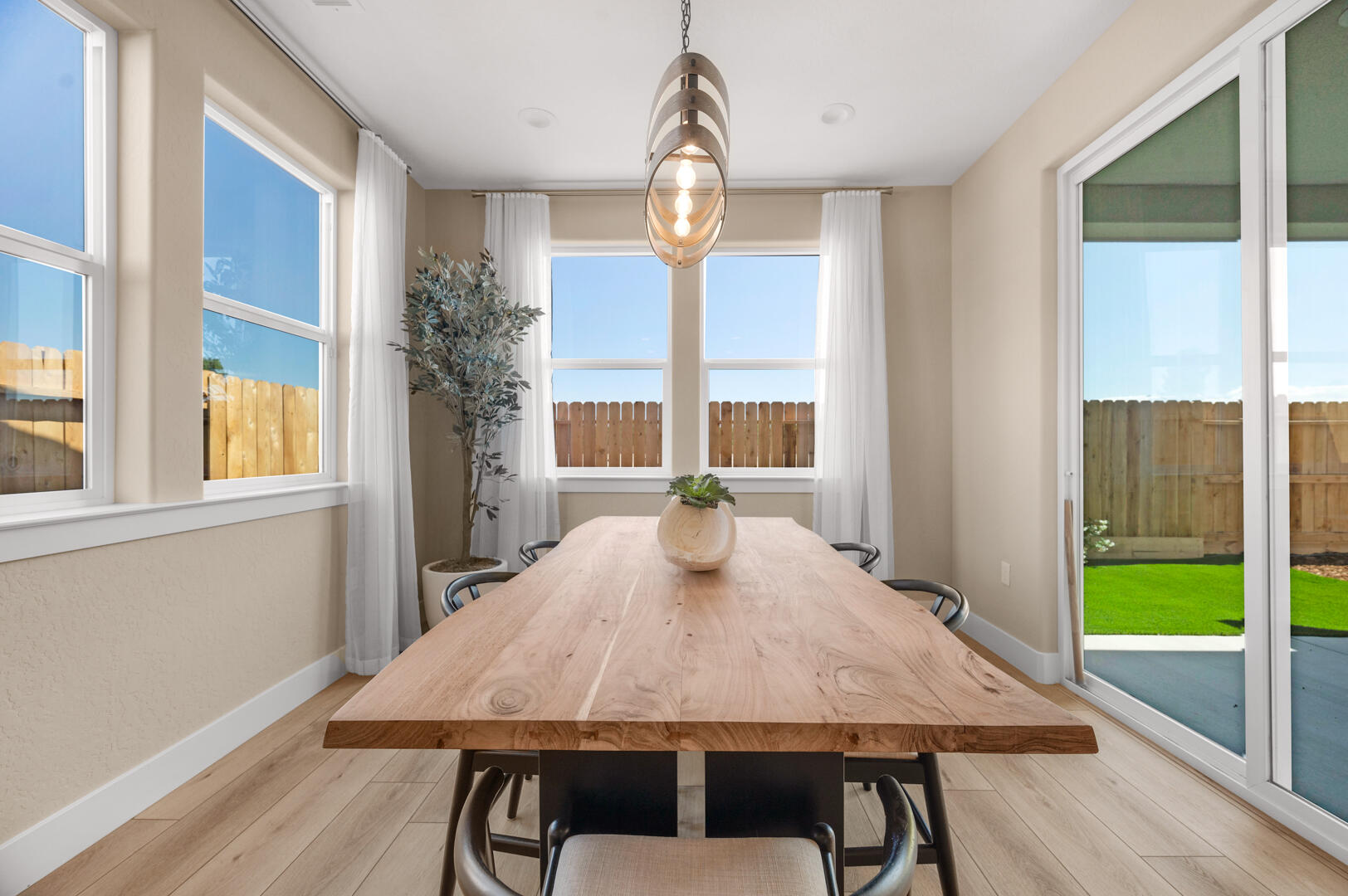 947 Lisbon Ave, Tulare, CA 93274