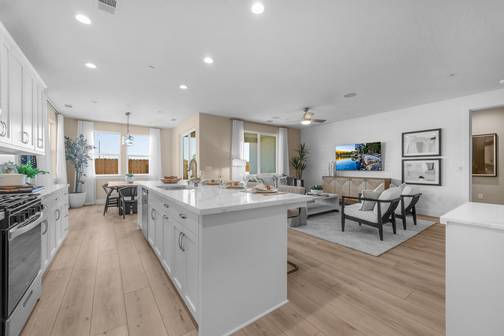 947 Lisbon Ave, Tulare, CA 93274