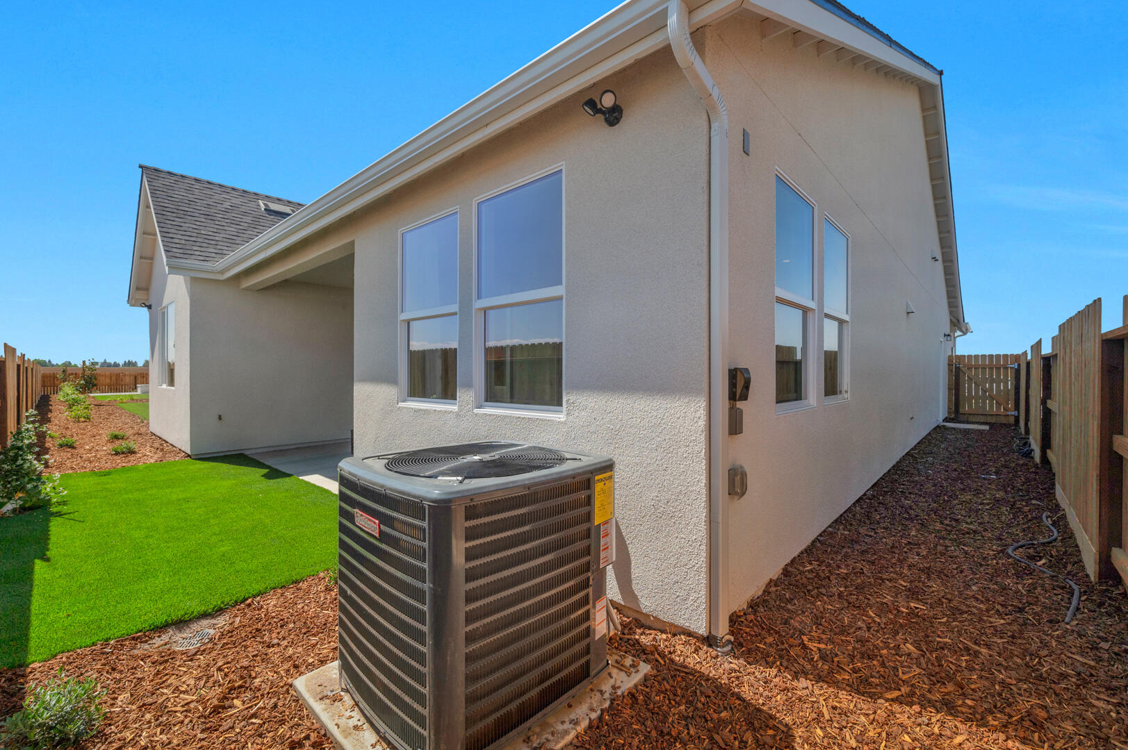 947 Lisbon Ave, Tulare, CA 93274