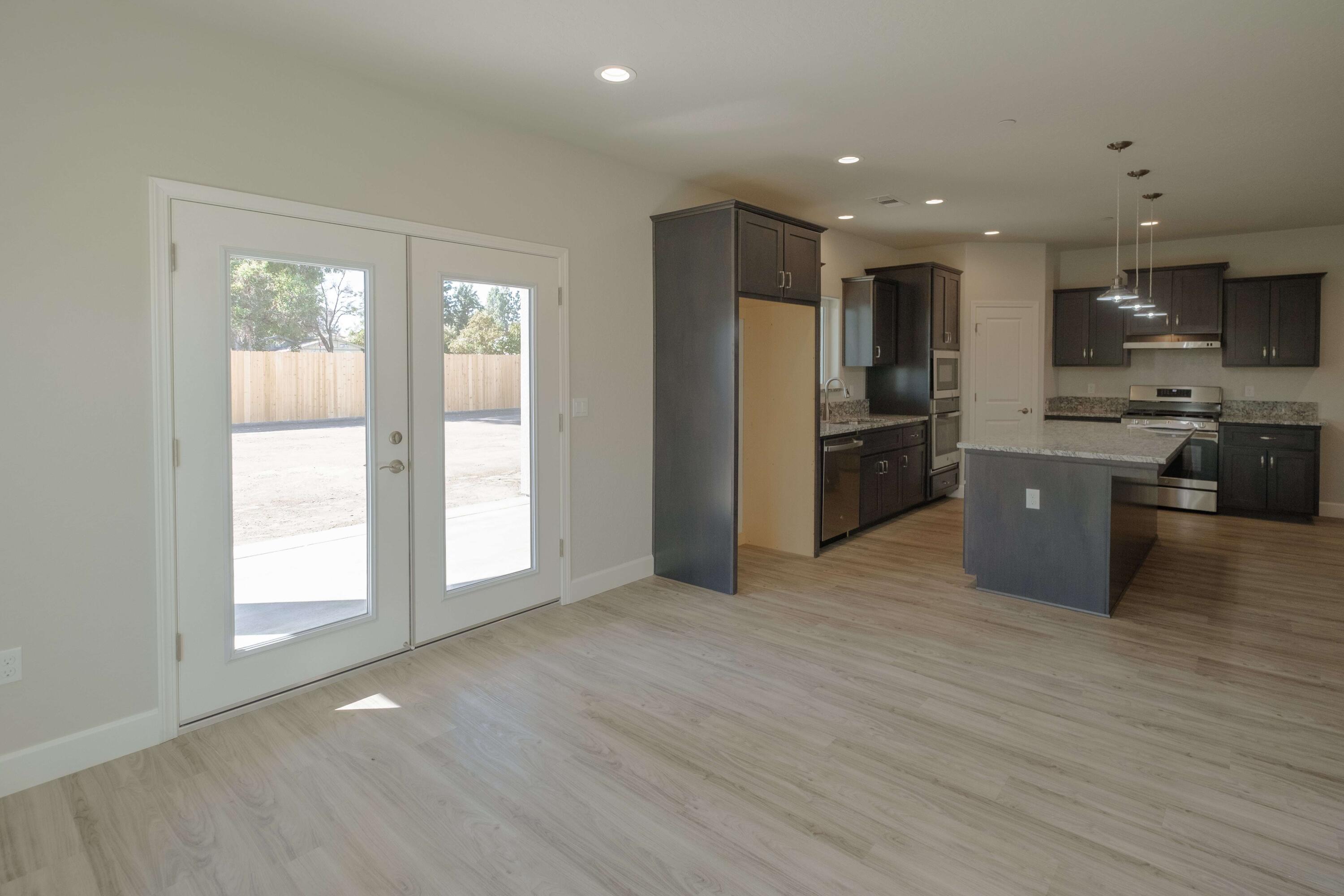 1014 N Walnut St, Woodlake, CA 93286