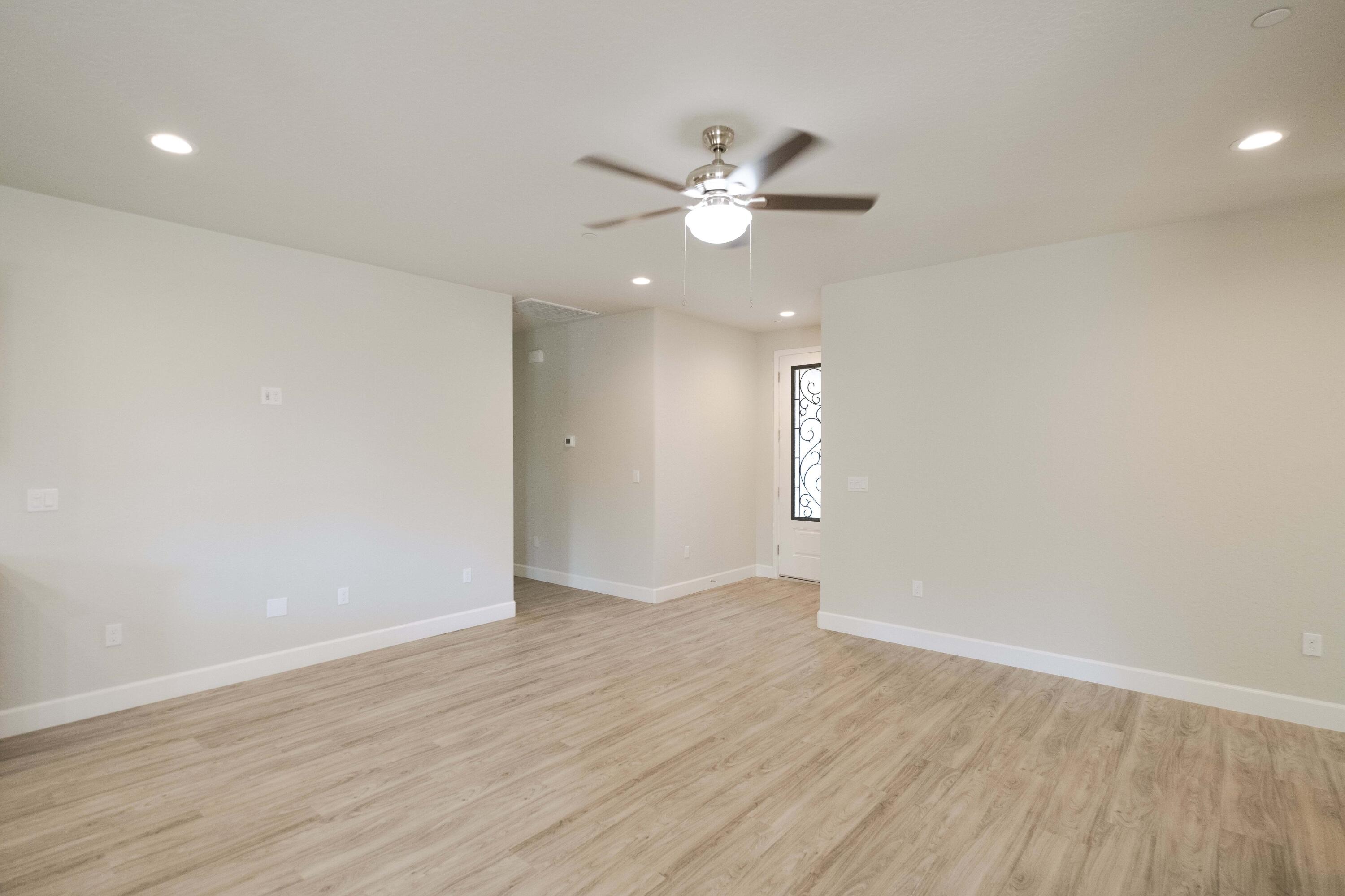 1014 N Walnut St, Woodlake, CA 93286