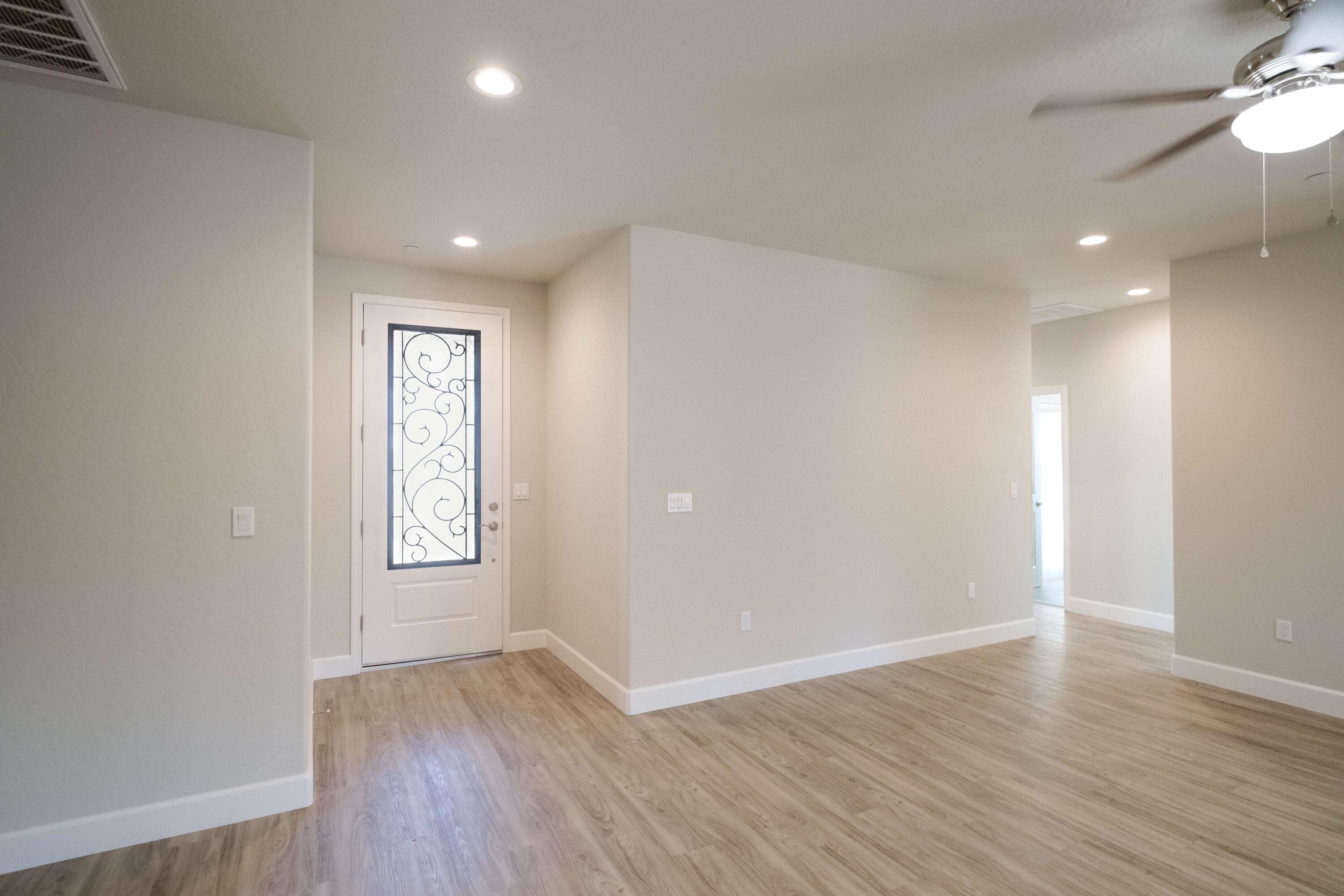 1014 N Walnut St, Woodlake, CA 93286