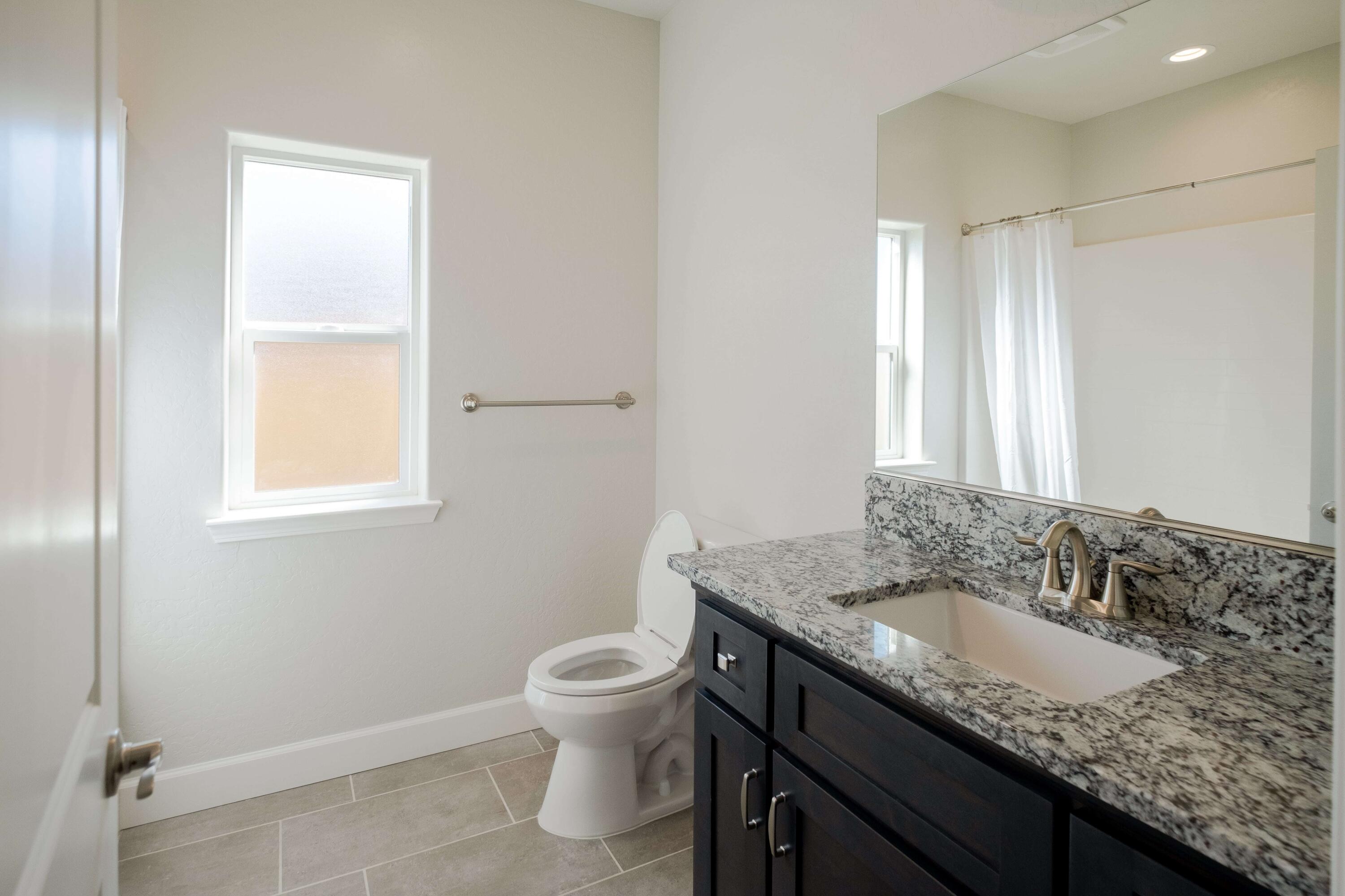 1014 N Walnut St, Woodlake, CA 93286