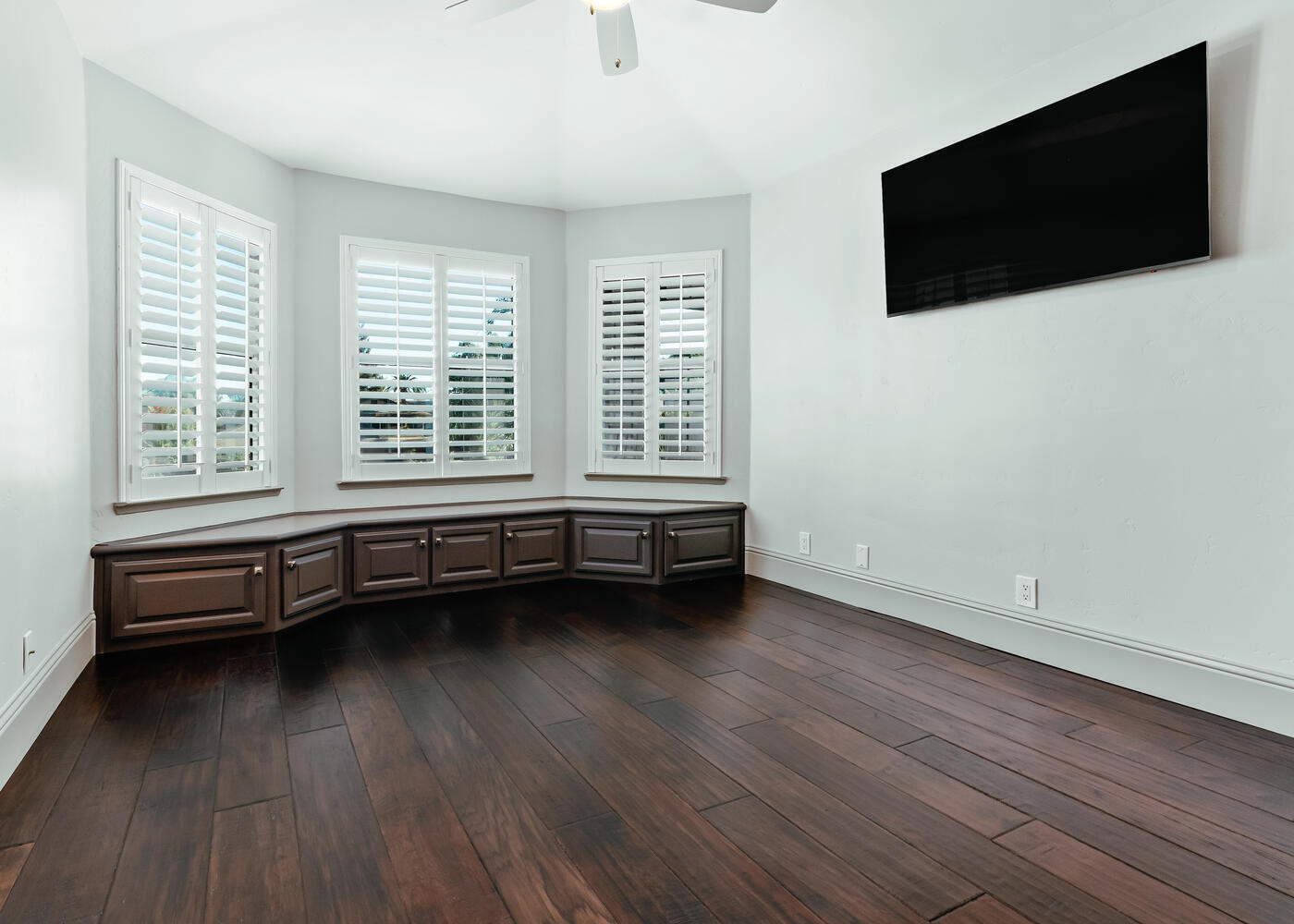 5721 W Prospect Dr, Visalia, CA 93291