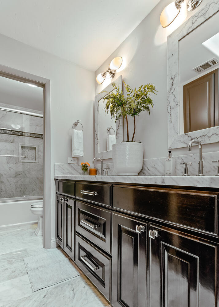 5721 W Prospect Dr, Visalia, CA 93291