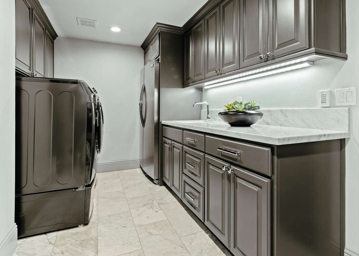 5721 W Prospect Dr, Visalia, CA 93291