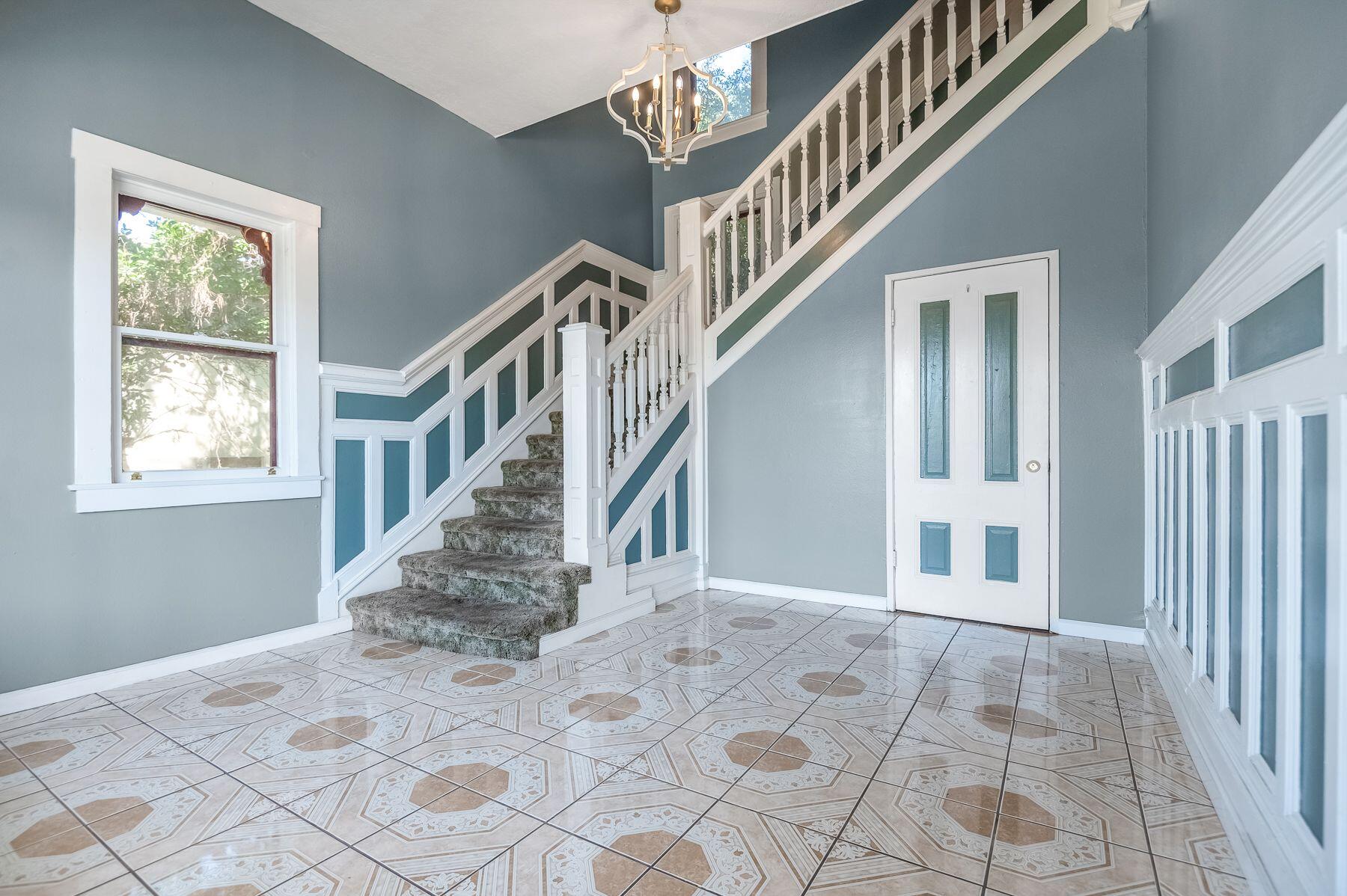 132 E 10th St, Hanford, CA 93230