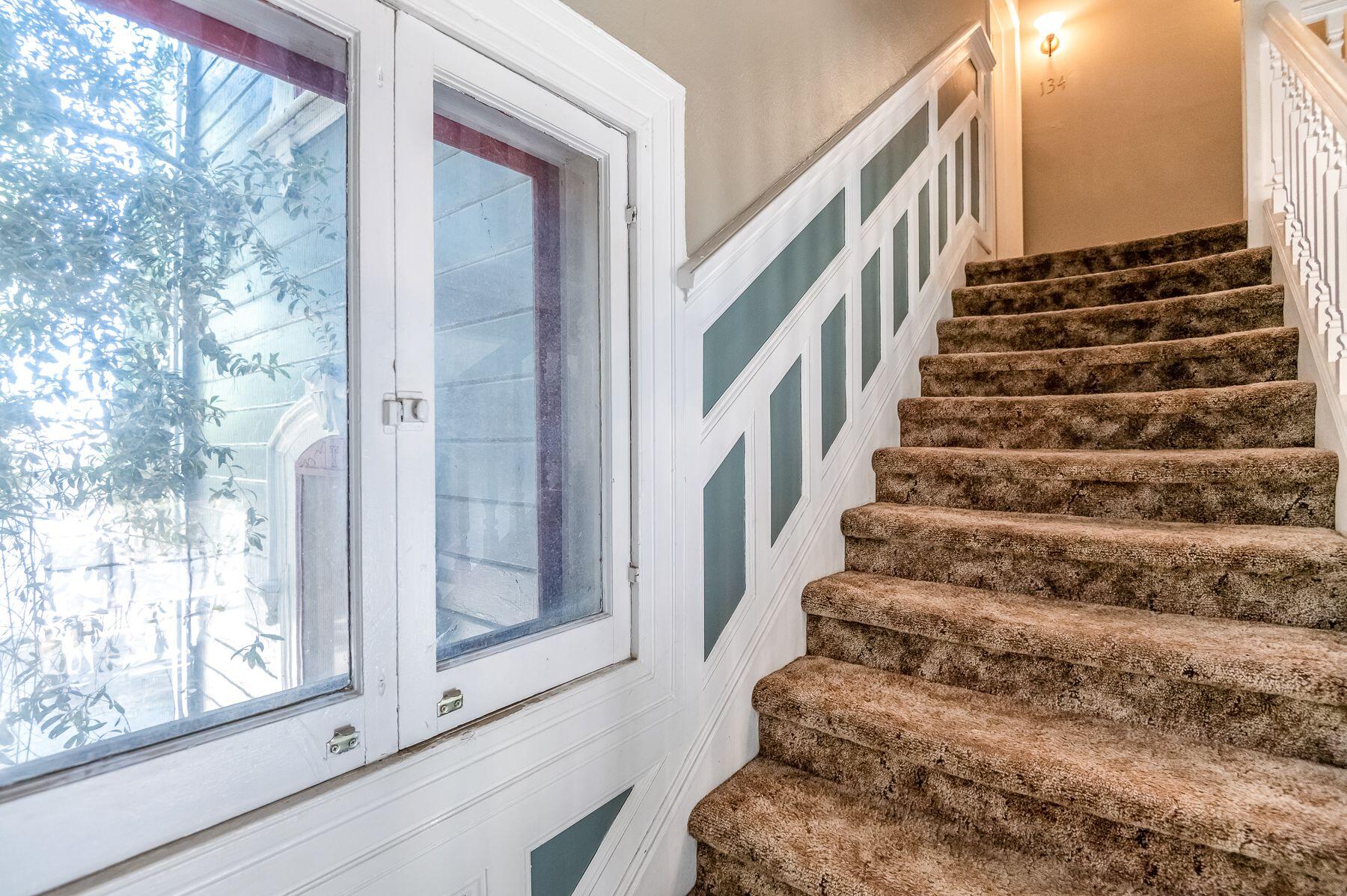 132 E 10th St, Hanford, CA 93230