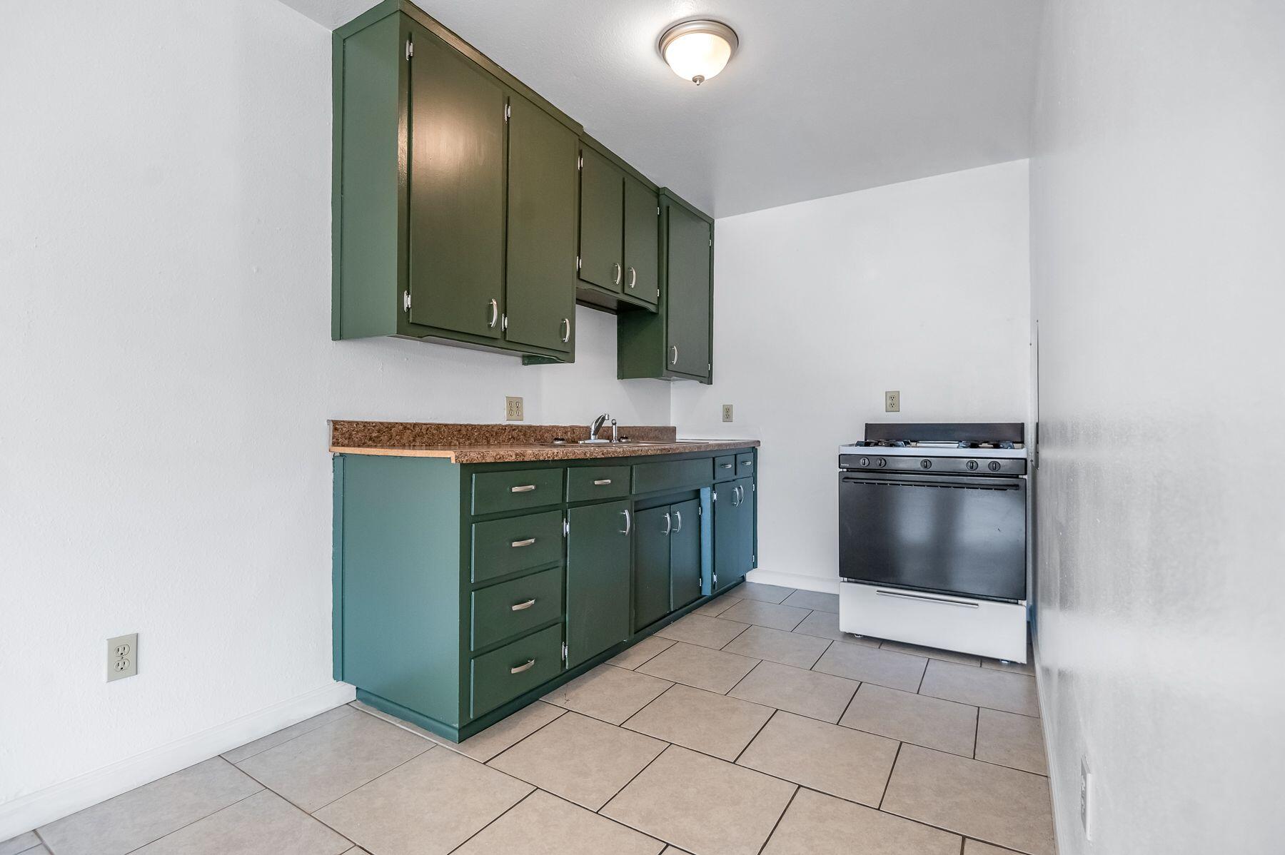 132 E 10th St, Hanford, CA 93230