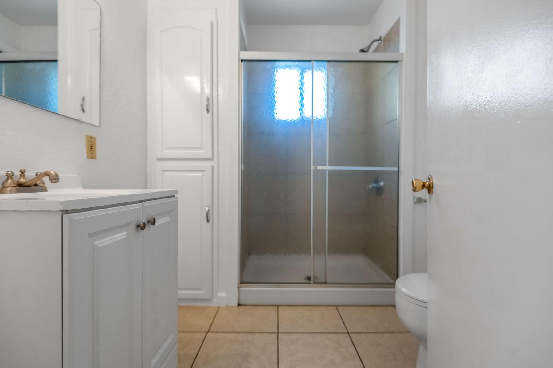 132 E 10th St, Hanford, CA 93230