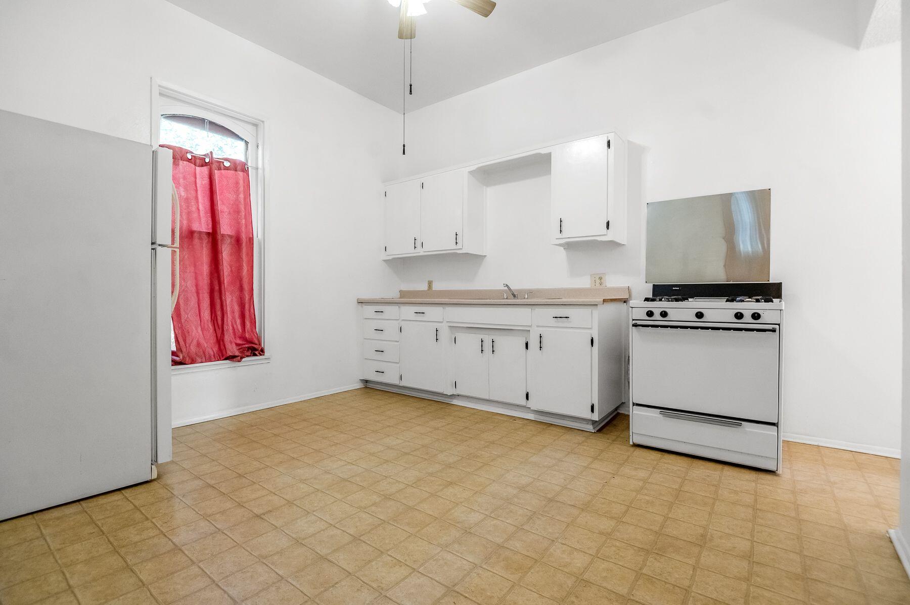 132 E 10th St, Hanford, CA 93230