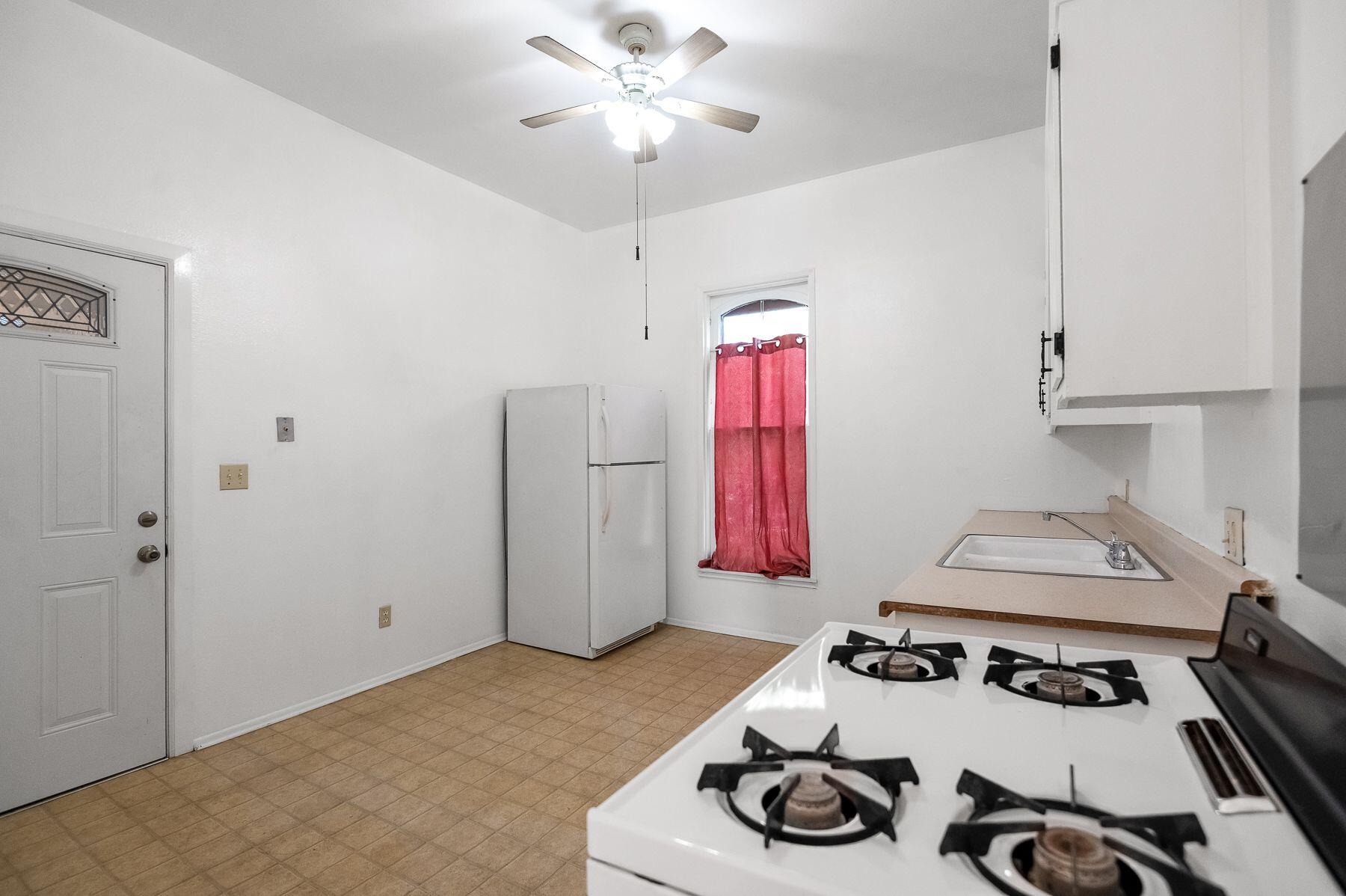 132 E 10th St, Hanford, CA 93230