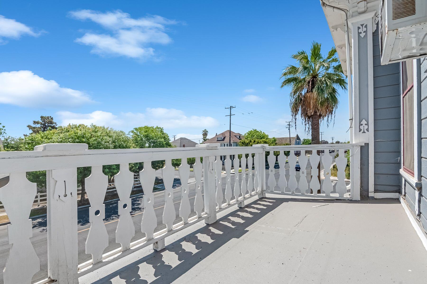 132 E 10th St, Hanford, CA 93230