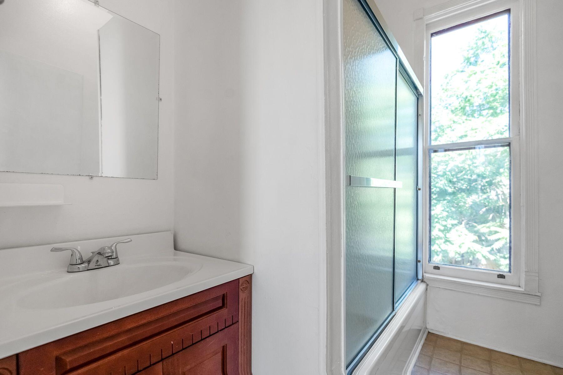 132 E 10th St, Hanford, CA 93230