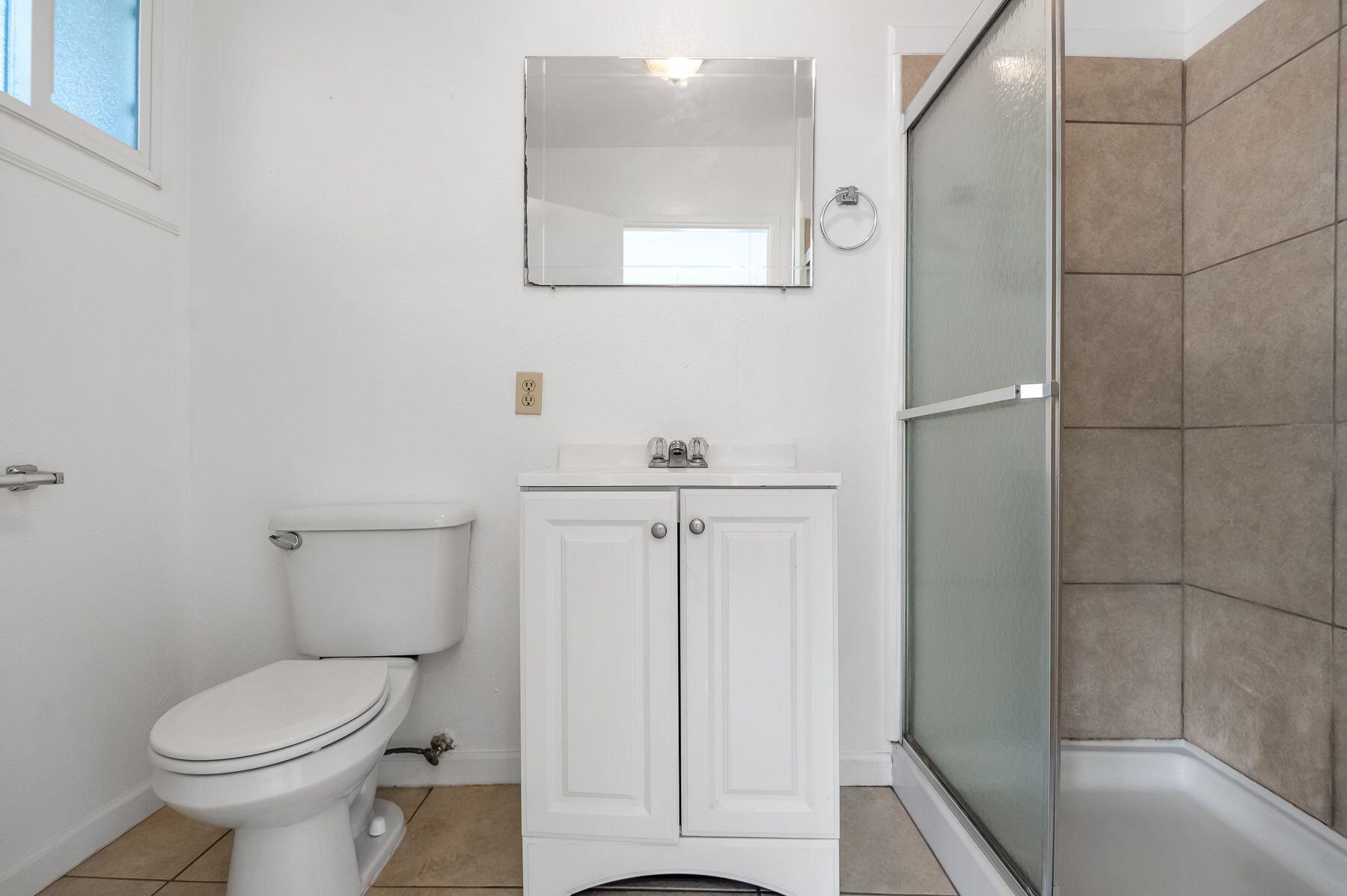 132 E 10th St, Hanford, CA 93230