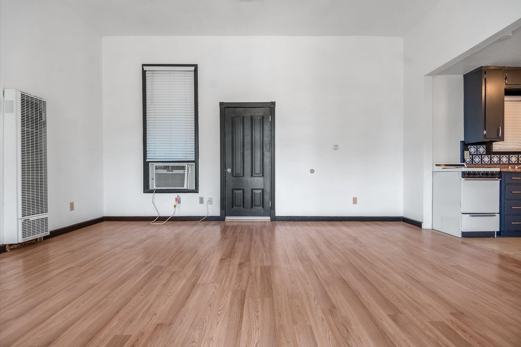 132 E 10th St, Hanford, CA 93230