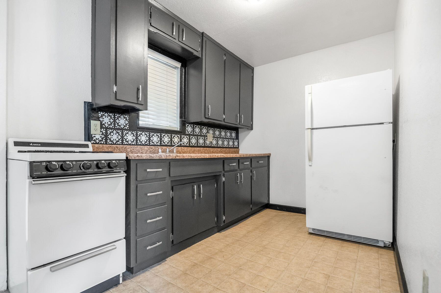 132 E 10th St, Hanford, CA 93230