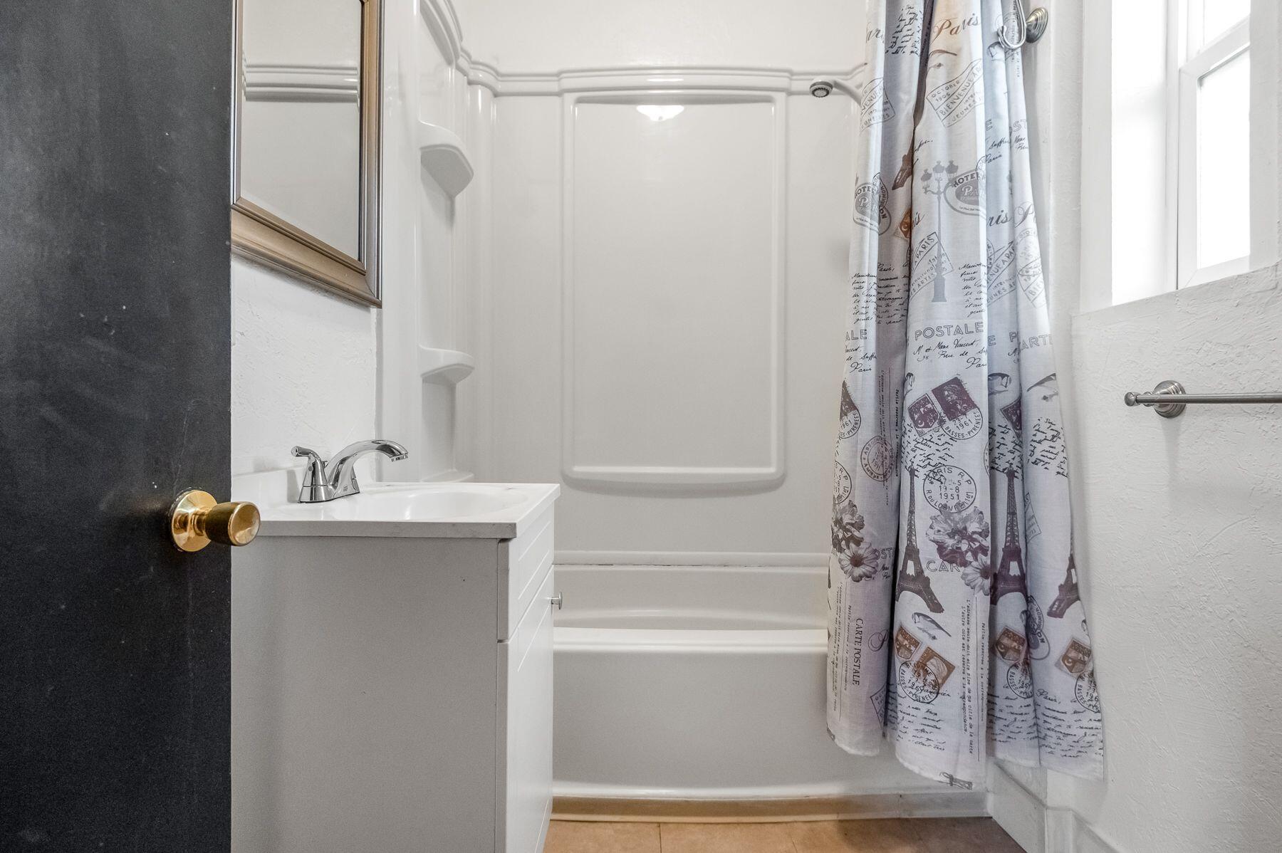 132 E 10th St, Hanford, CA 93230