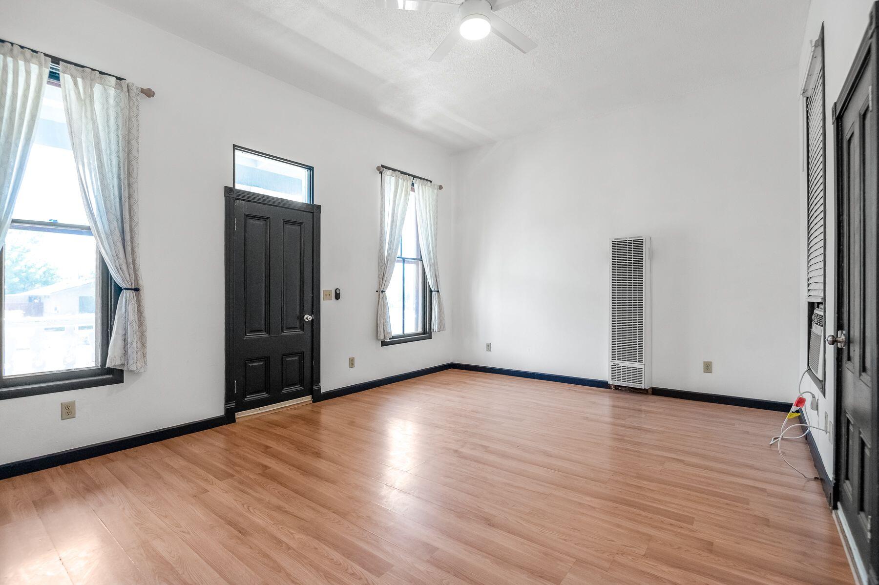 132 E 10th St, Hanford, CA 93230