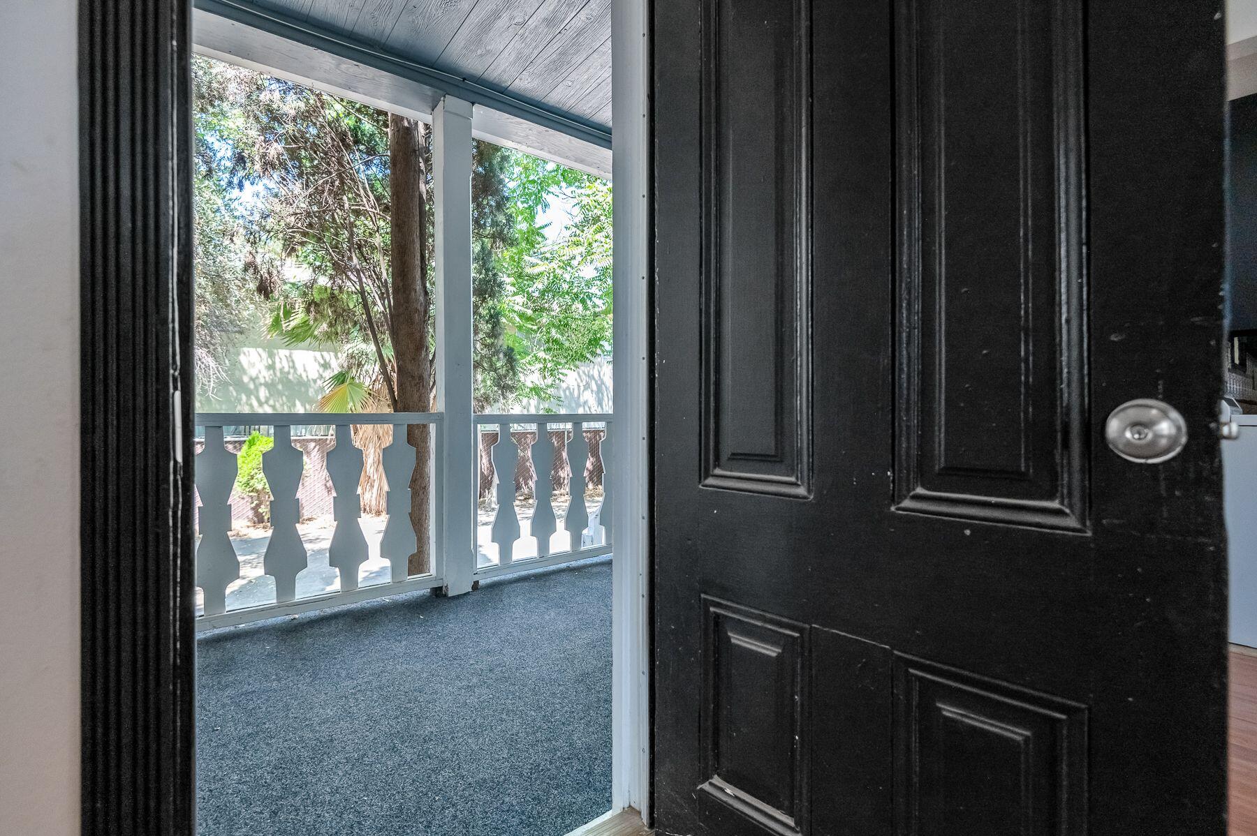 132 E 10th St, Hanford, CA 93230