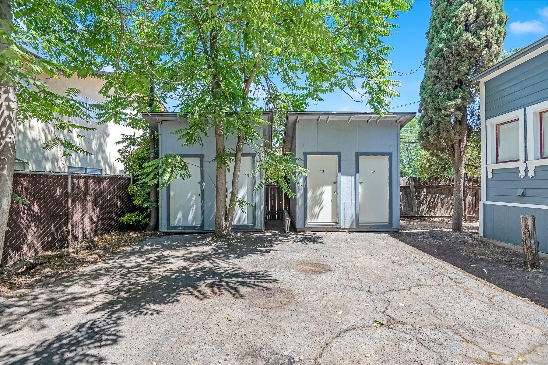 132 E 10th St, Hanford, CA 93230