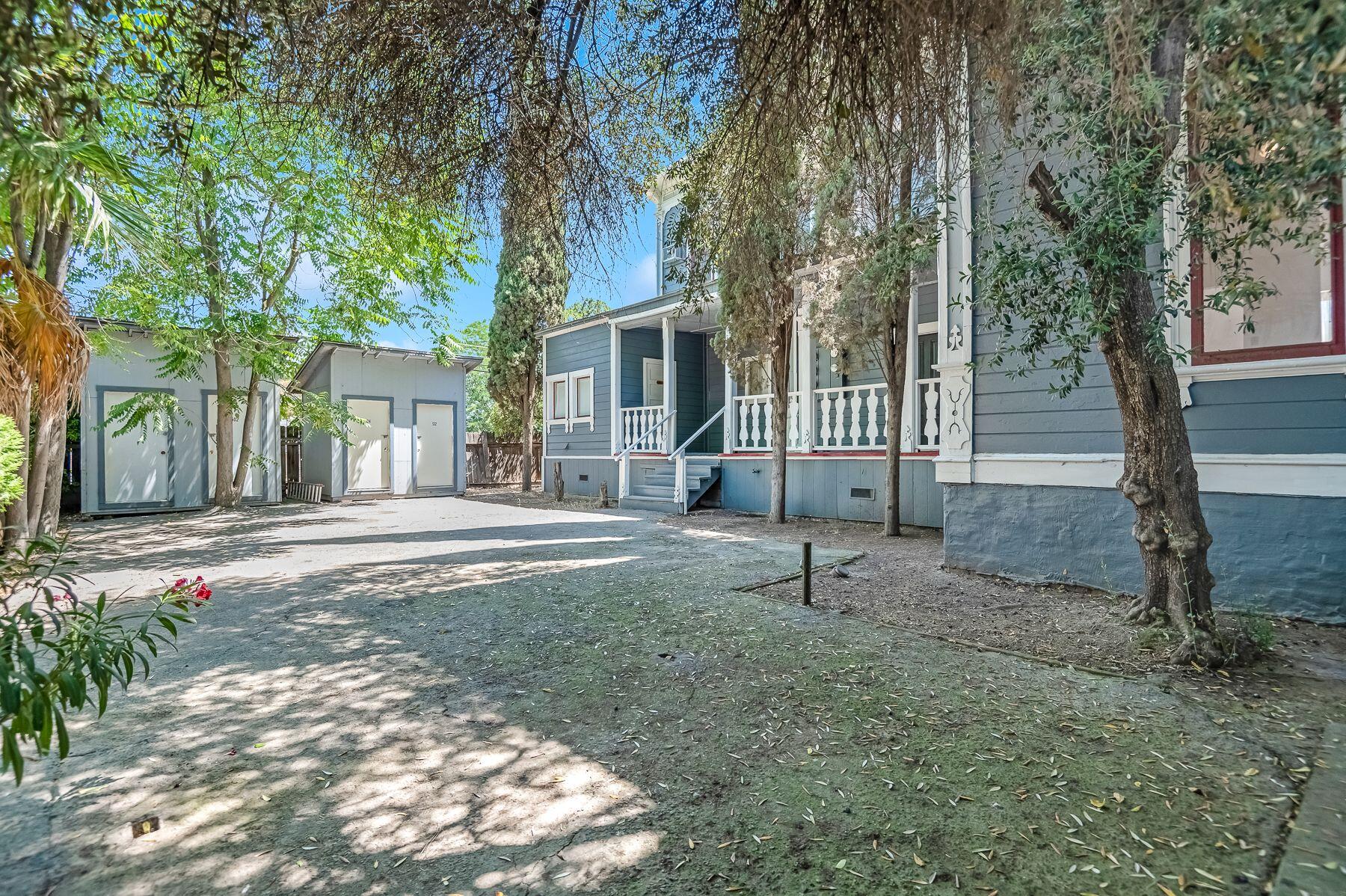 132 E 10th St, Hanford, CA 93230