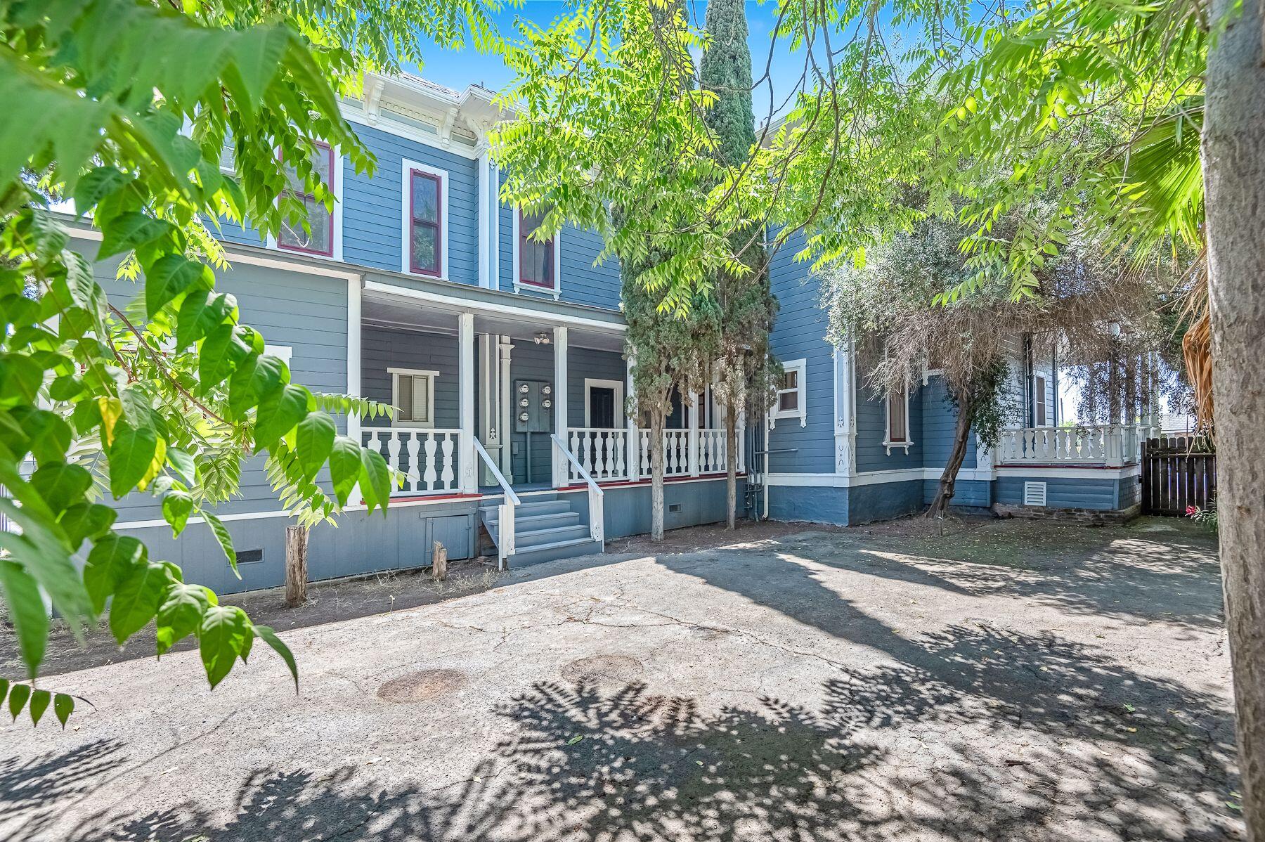 132 E 10th St, Hanford, CA 93230