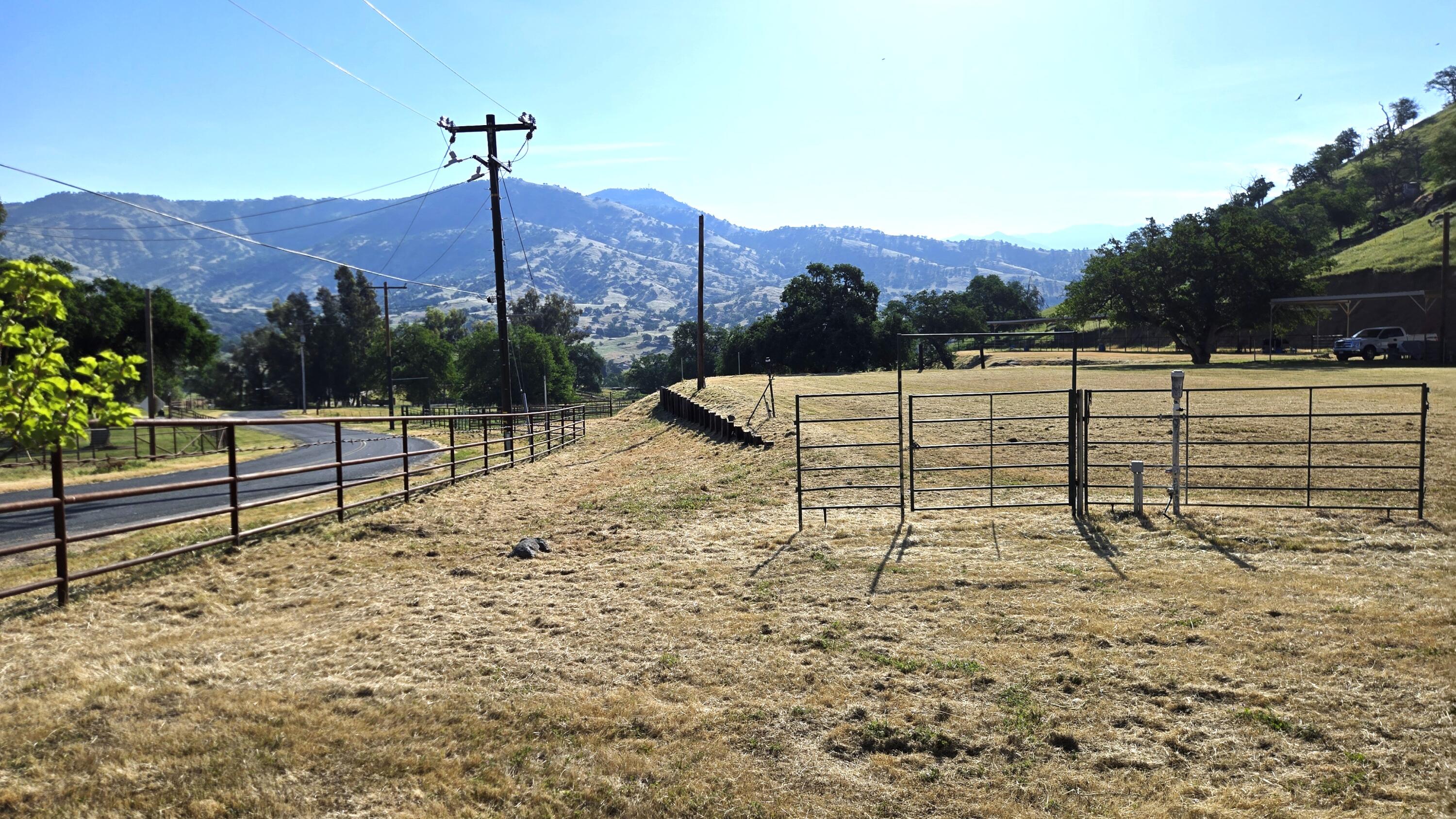 31161 Meadowlark Ln, Springville, CA 93265
