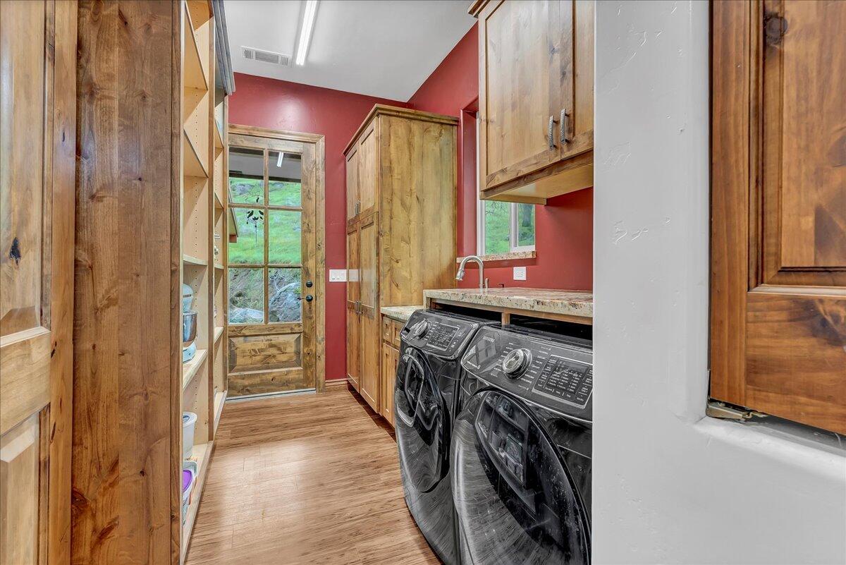 31161 Meadowlark Ln, Springville, CA 93265
