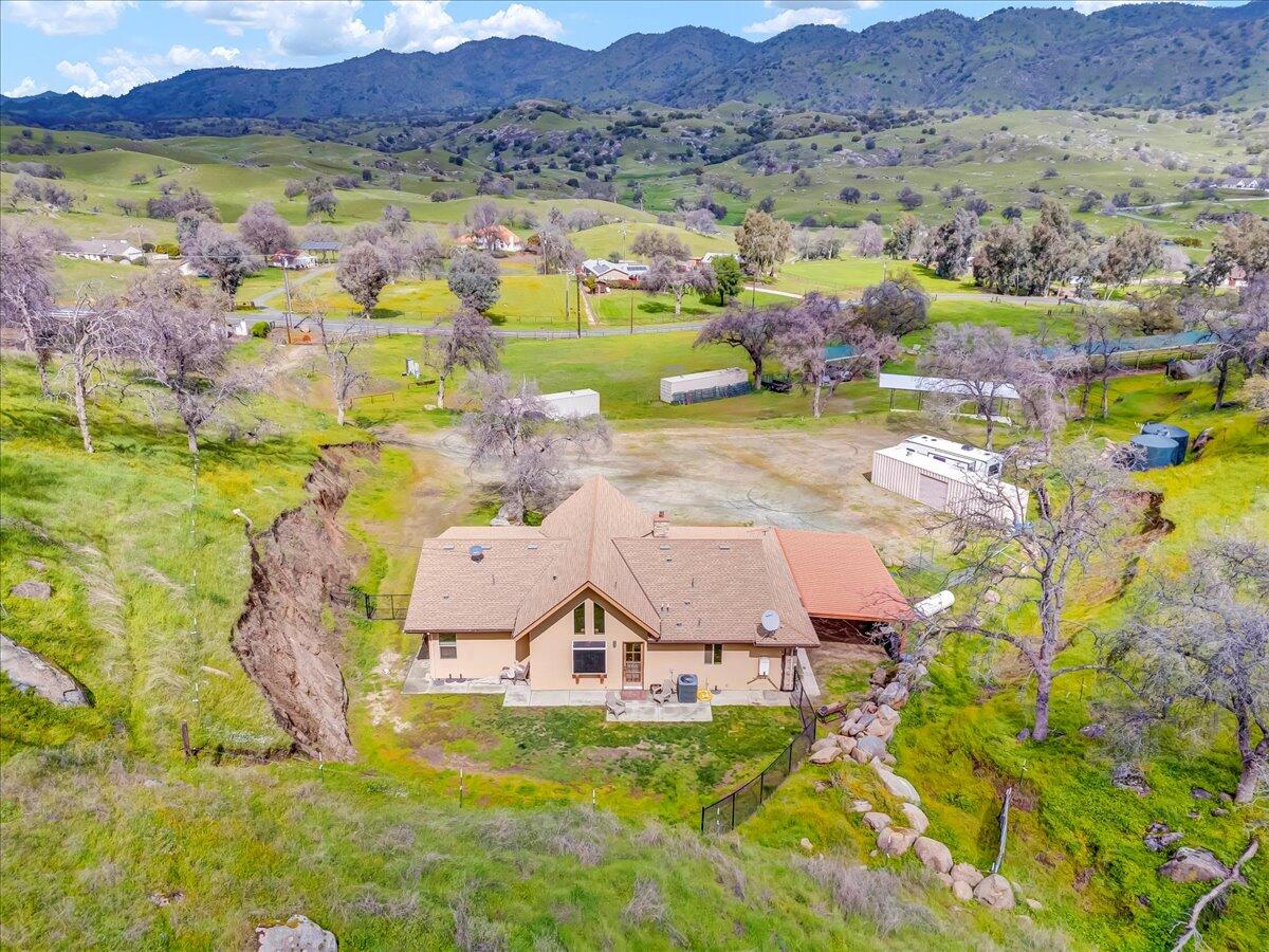 31161 Meadowlark Ln, Springville, CA 93265