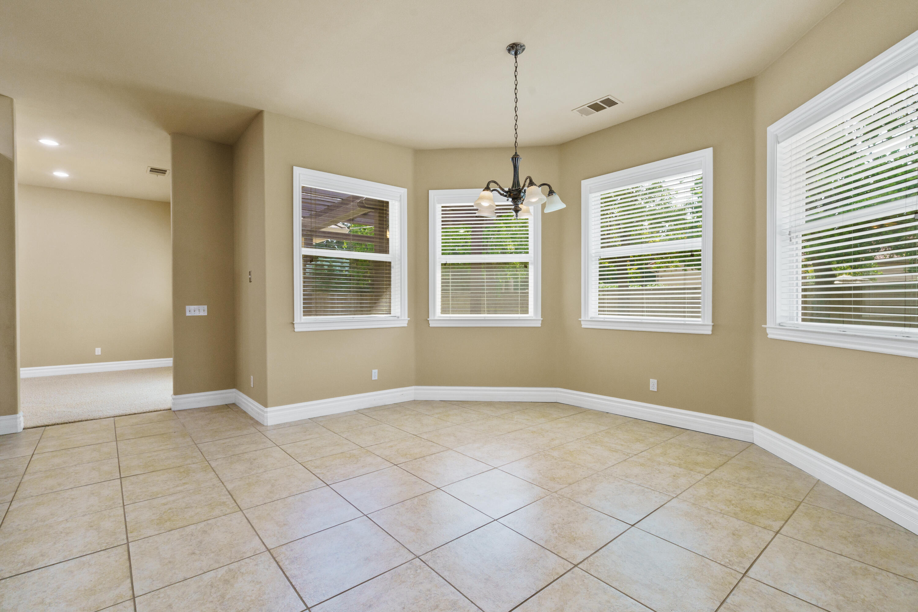 2615 N Linwood St, Visalia, CA 93291