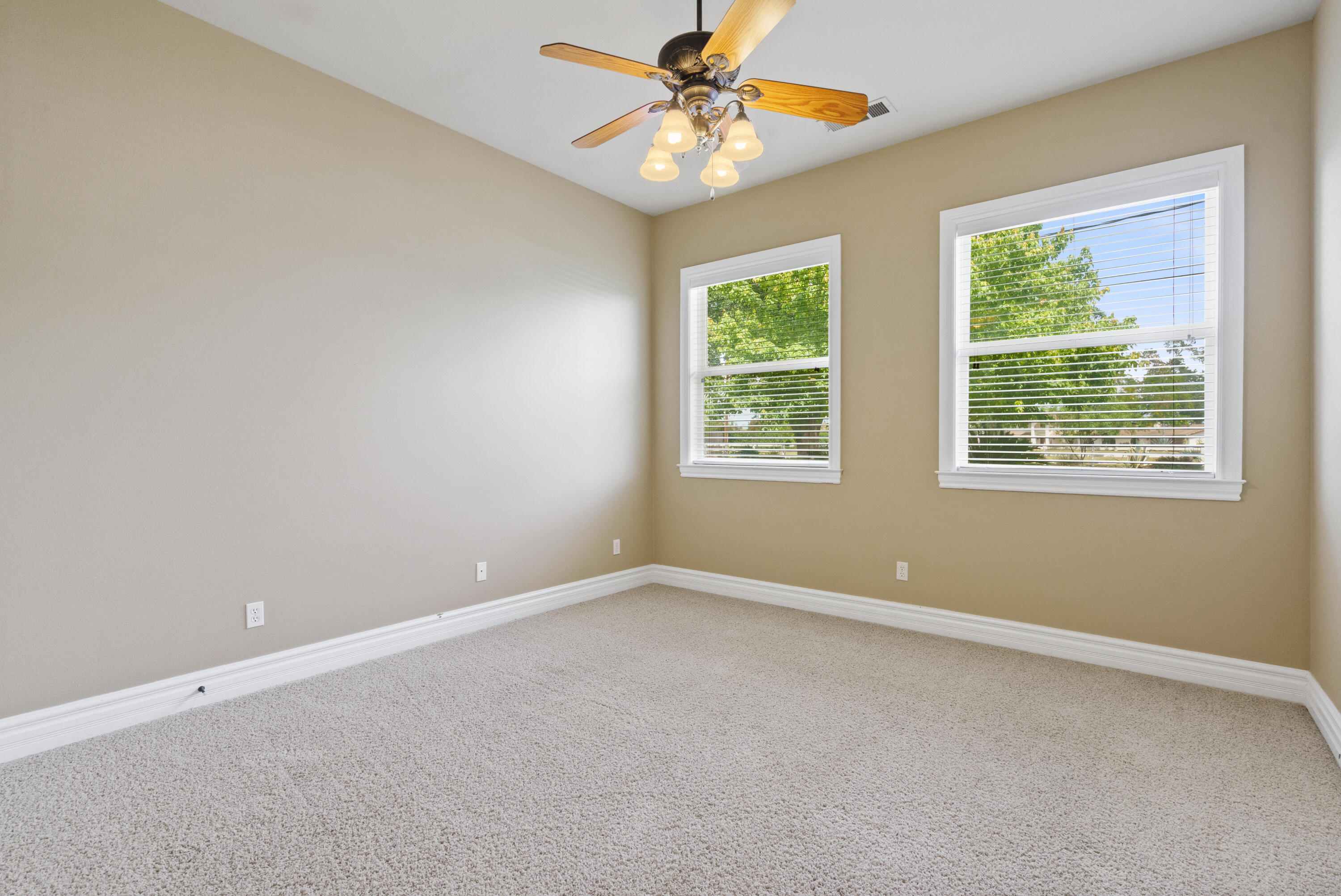 2615 N Linwood St, Visalia, CA 93291