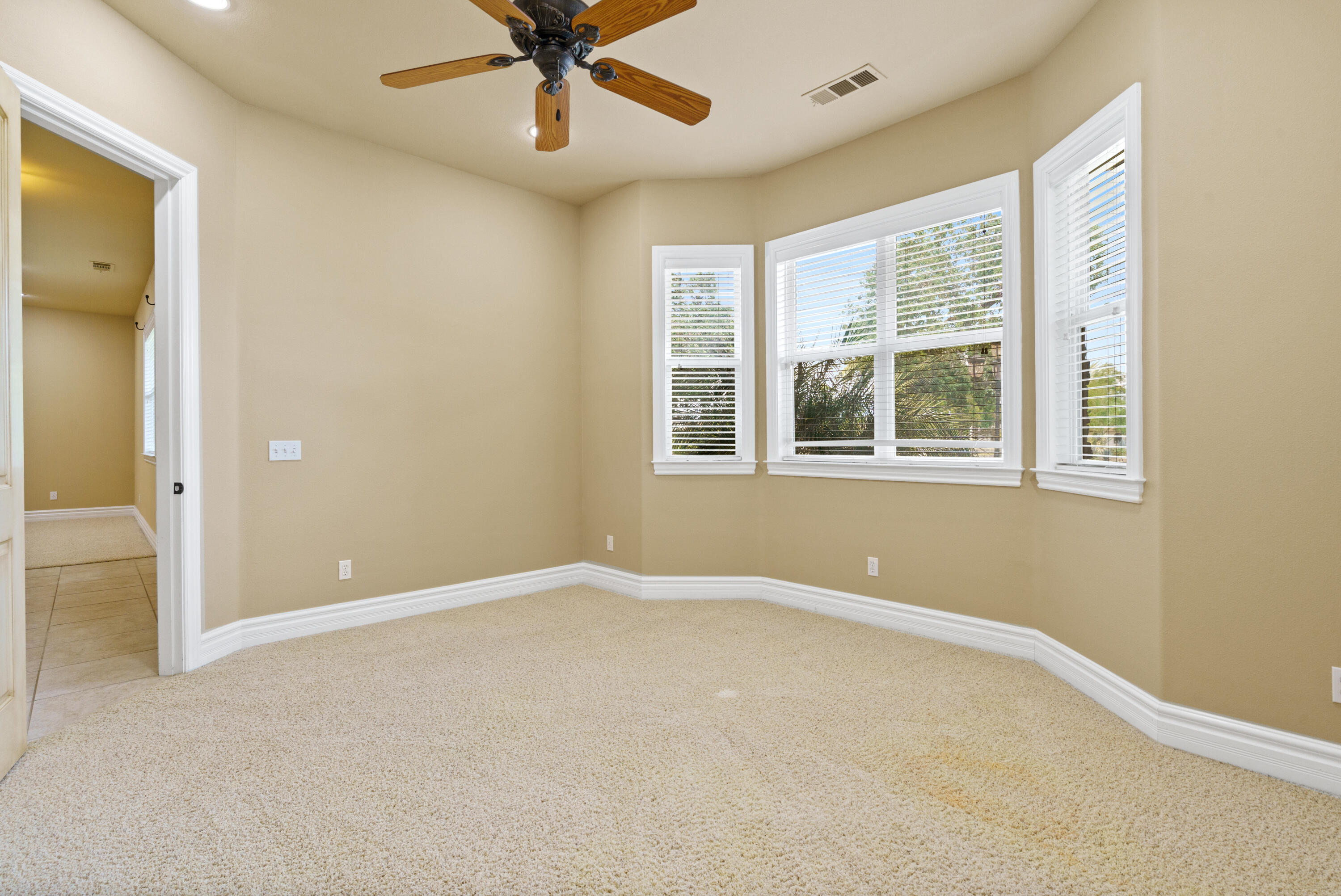 2615 N Linwood St, Visalia, CA 93291