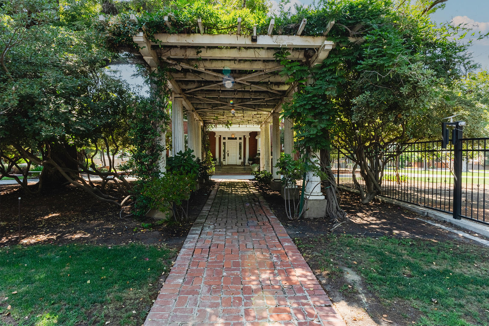 815 E Sycamore Ave, Tulare, CA 93274