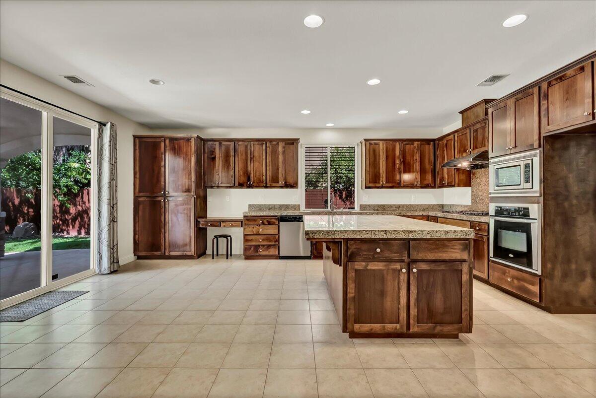 2591 Riviera Ct, Tulare, CA 93274