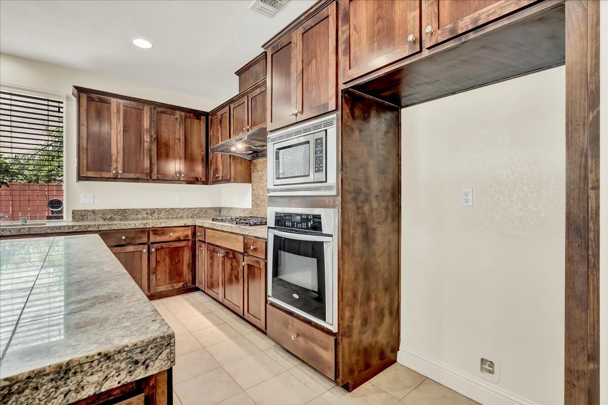 2591 Riviera Ct, Tulare, CA 93274