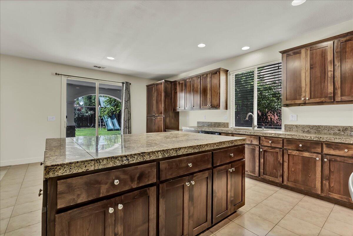 2591 Riviera Ct, Tulare, CA 93274