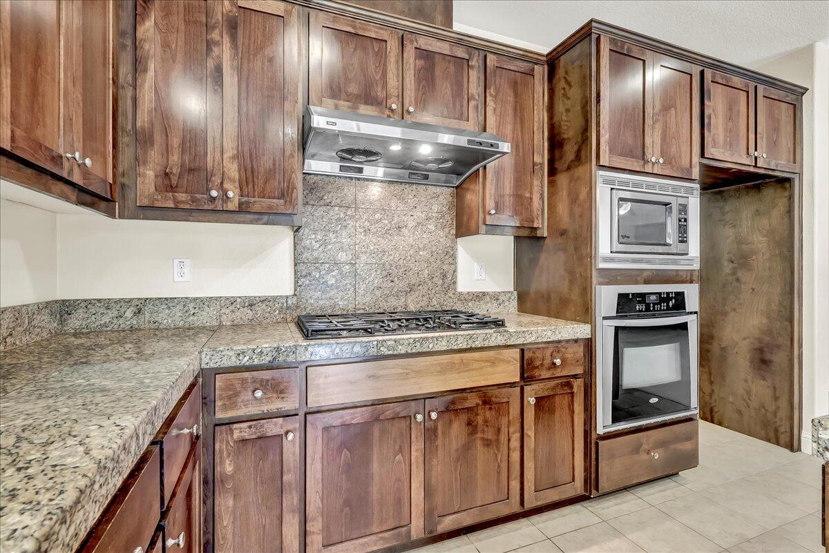 2591 Riviera Ct, Tulare, CA 93274