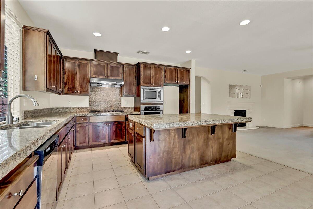 2591 Riviera Ct, Tulare, CA 93274