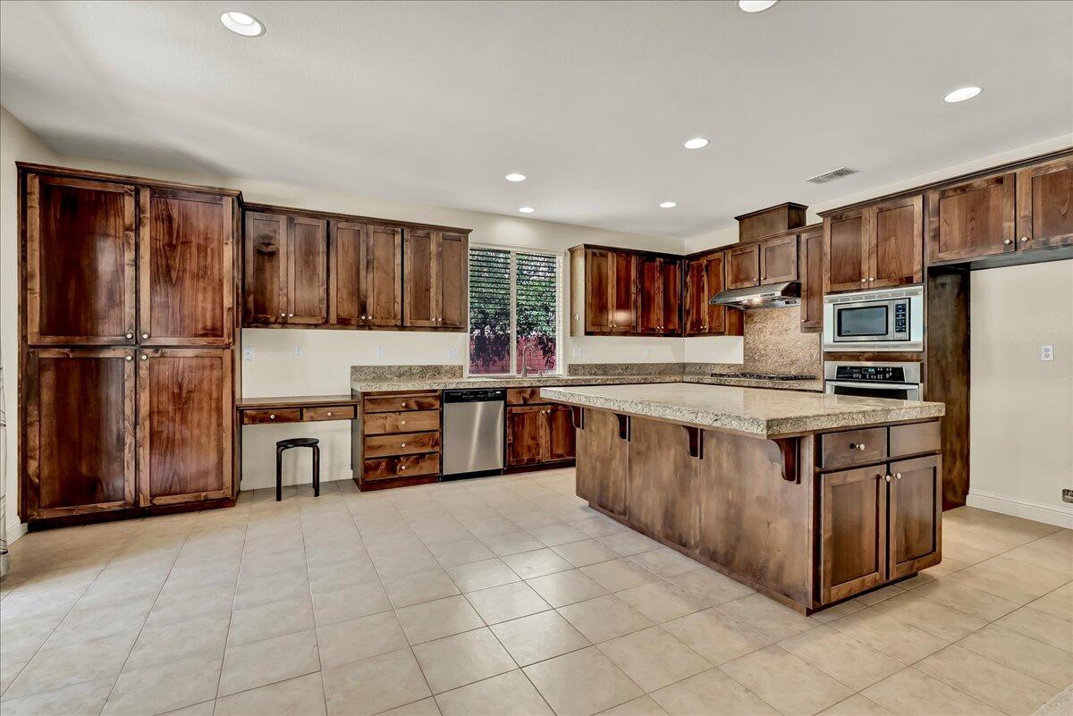 2591 Riviera Ct, Tulare, CA 93274