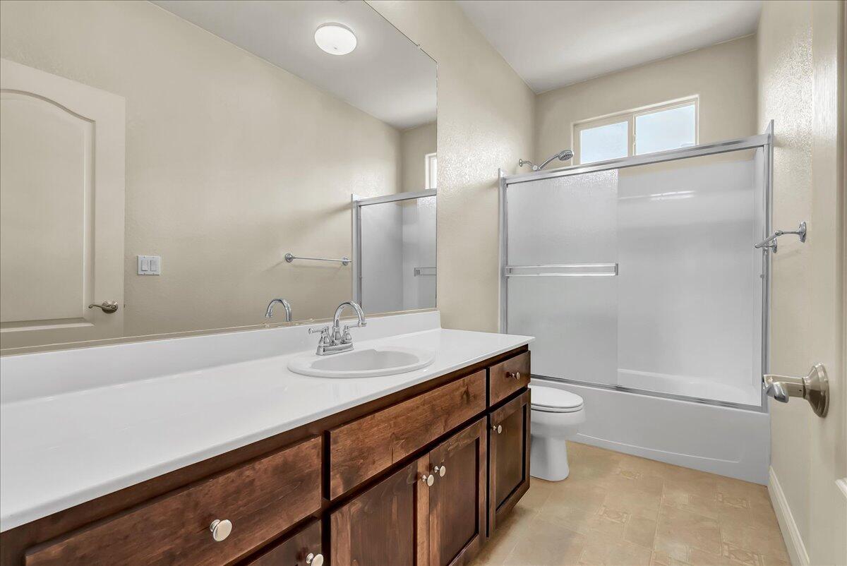 2591 Riviera Ct, Tulare, CA 93274